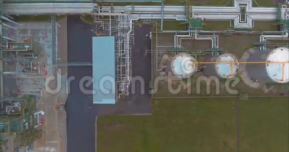 从顶部可以看到炼油厂管道视频的预览图