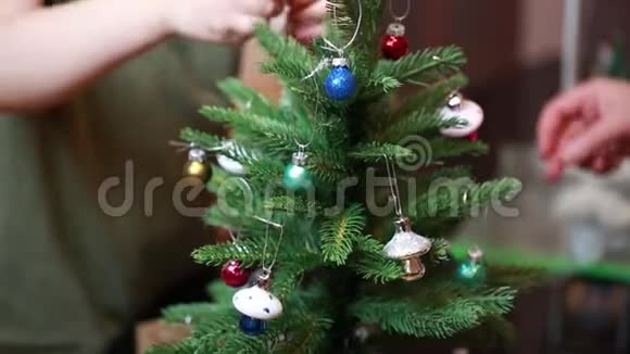 幼儿装饰玩具圣诞树圣诞节的概念圣诞节背景视频的预览图