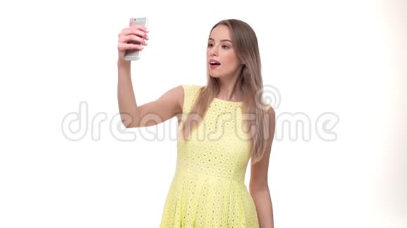 漂亮的少女用她的手机打视频电话少女在网上和朋友聊天视频视频的预览图