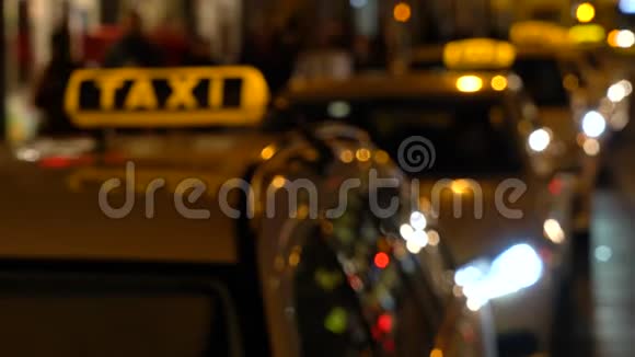 德国柏林的出租车和乘客手持软焦夜间录像视频的预览图