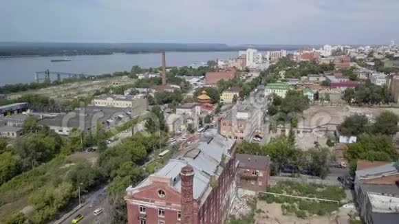 夏季大城市的老工业区鸟瞰老建筑视频的预览图