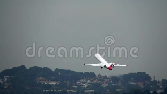 商用喷气机在超级慢动作中起飞视频的预览图