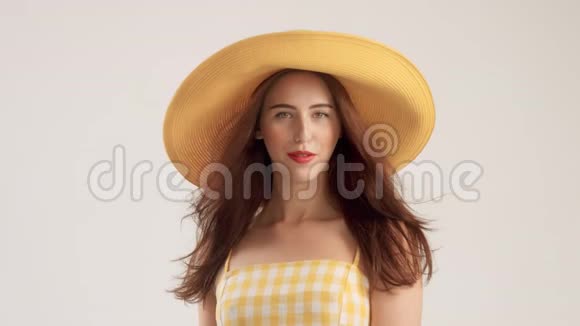 夏天的女人模特穿着白色背景的黄色上衣视频的预览图
