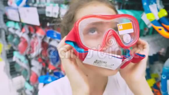 一个快乐的青少年的肖像谁测量面具潜水在商店视频的预览图