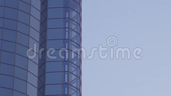 玻璃电梯登上摩天大楼的玻璃立面视频的预览图