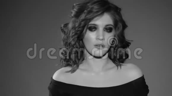 布鲁内特在镜头前摆姿势黑白视频有轻微调情的情感女孩嚼口香糖视频的预览图