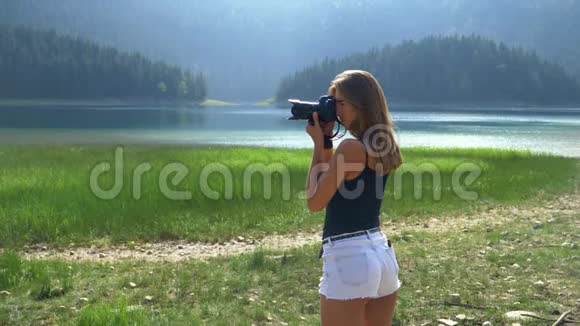 女孩站在风景的背景下拍照视频的预览图