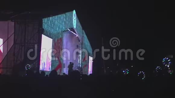音乐会上人群聚会的录像视频的预览图