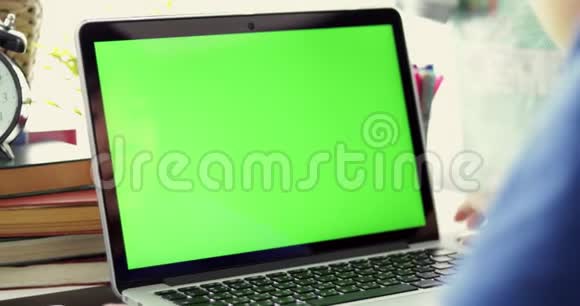 多莉从小男孩的肩膀上看着笔记本电脑正在使用的技术绿色屏幕关键圈视频的预览图