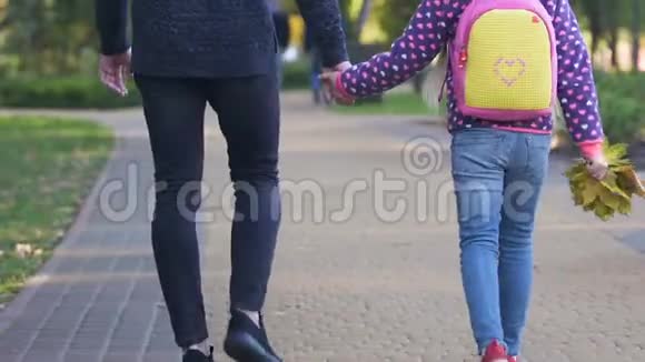 父亲带着女儿去上学牵着手关心孩子的安全视频的预览图