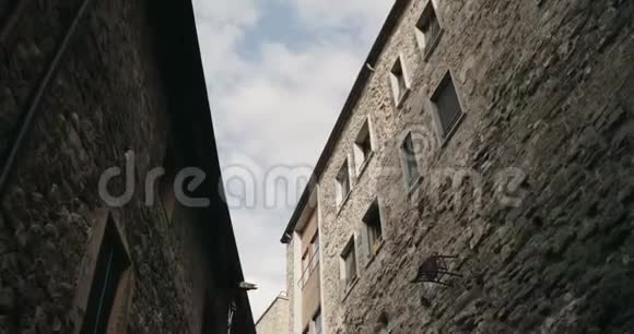 贝萨鲁吉罗纳西班牙旧城区窄街视频的预览图