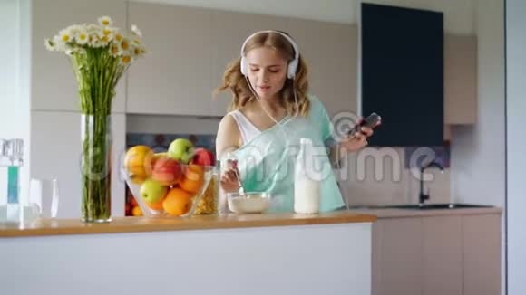 快乐的女人早上吃玉米片早餐女士健康早餐视频的预览图