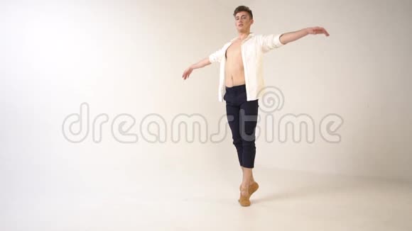 穿着白色背景芭蕾舞的苗条男人视频的预览图