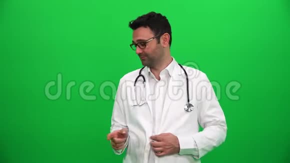医生指指右角视频的预览图