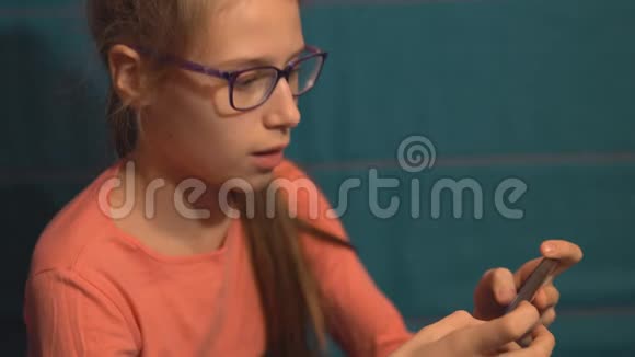 十几岁的女孩用情感玩小玩意视频的预览图