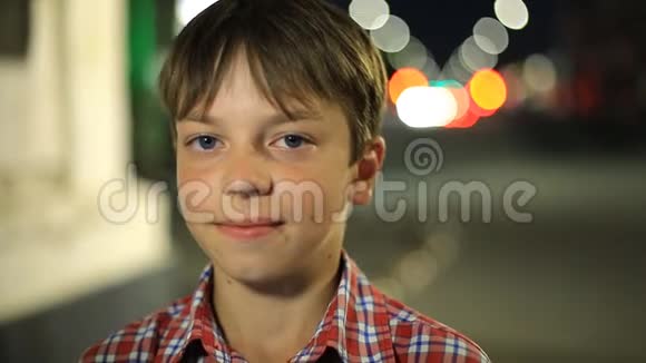 城市里一个穿格子衬衫的白人男孩的肖像特写脸视频的预览图