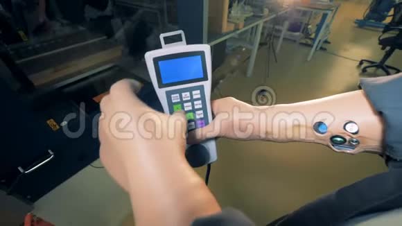 工厂工人用人工手拿遥控器特写视频的预览图