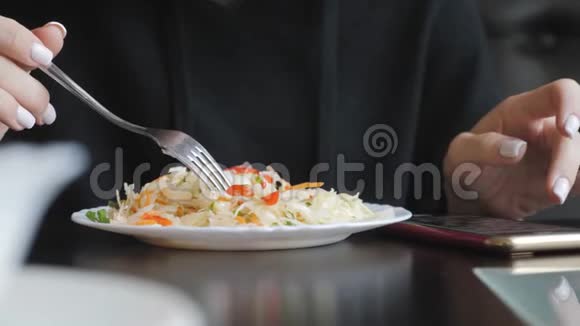 美丽的女孩在餐厅用餐吃美味的热菜精致的餐饮视频的预览图