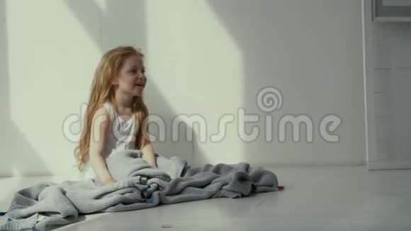 一个小女孩心烦意乱躺在地上视频的预览图