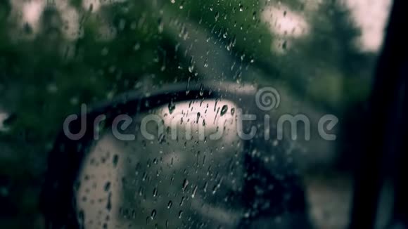 雨滴滴落在车窗玻璃上雨天视频的预览图