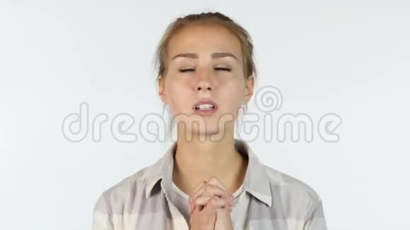请求宽恕祈祷女孩的肖像白色背景视频的预览图