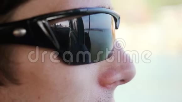 太阳眼镜上的年轻英俊男子脸上贴着脸享受着海上航行的旅行假期概念慢动作视频的预览图