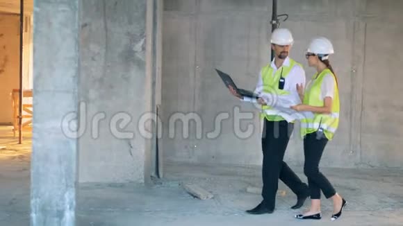 两名工程师正沿着施工现场行走视频的预览图