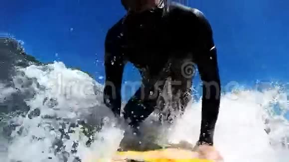 在波浪中冲浪视频的预览图
