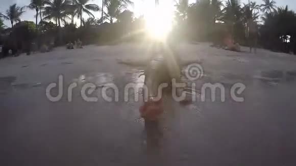 微笑的女人躺在沙滩上和日光浴而有暑假1920x1080视频的预览图
