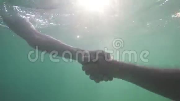 两个商人通过阳光在水下握手快关门1920x1080视频的预览图