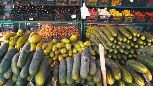 与黄瓜和其他蔬菜在街上市场展示视频的预览图