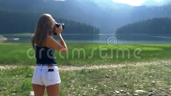 女孩站在风景的背景下拍照视频的预览图