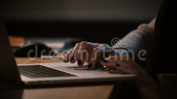 使用笔记本电脑触控板特写女性手指女人在网上冲浪深夜用手在笔记本上触摸板4K视频的预览图