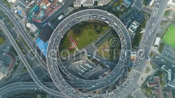 循环南浦路交叉口交通圈中国上海高空垂直俯视图视频的预览图