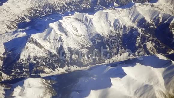 在阿尔卑斯山上空飞行的飞机视频的预览图
