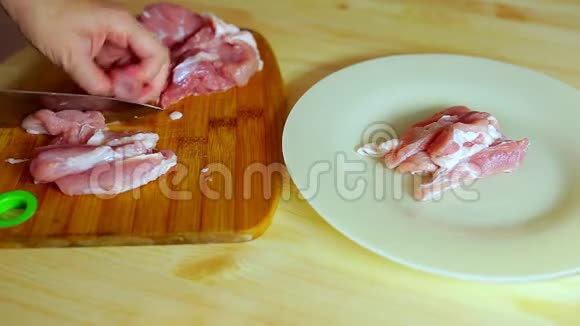 女家庭主妇切猪肉为家人准备美味的晚餐左侧幻灯片视频的预览图
