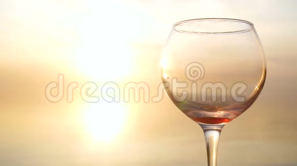 琉璃酒红夕阳海水视频的预览图