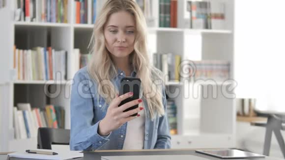 年轻女子智能手机自拍照片视频的预览图