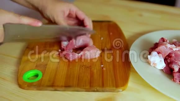 女家庭主妇切猪肉为家人准备美味的晚餐往后退视频的预览图