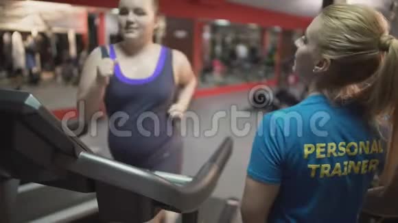 个人健身教练在锻炼过程中激励超重女孩视频的预览图
