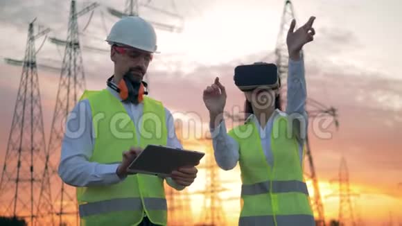 女工程师佩戴VR耳机管理建筑项目视频的预览图