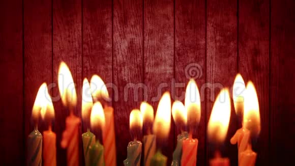 生日蜡烛点燃红木背景视频的预览图
