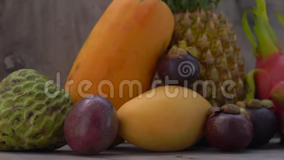 木制背景下一组热带水果的慢镜头视频的预览图