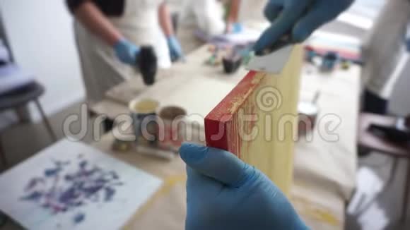 艺术家用铲子刮油漆油漆罐黄色油漆视频的预览图