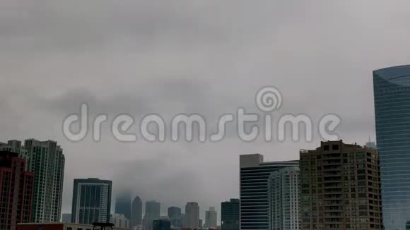 美国芝加哥的大雾市中心有地标的城市景观天气时间流逝视频的预览图