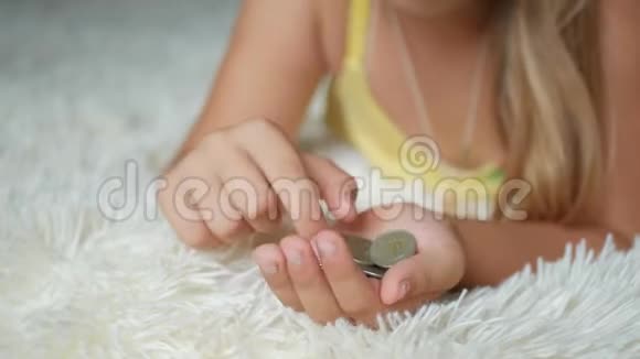 年轻女孩数硬币孩子存钱孩子计算他的积蓄小孩子在数钱视频的预览图