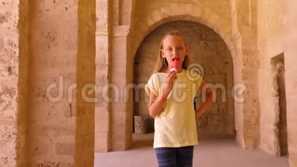 女孩吃冰淇淋走在苏斯的石肋骨上视频的预览图