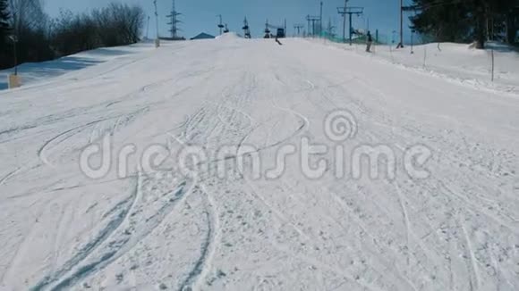 12岁的小男孩穿着灰色的布滑在滑雪板上从下一天的雪降下来视频的预览图