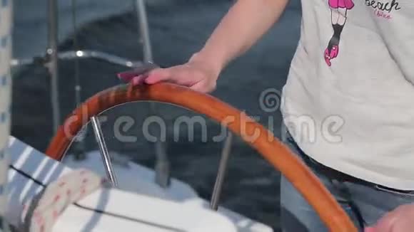掌舵游艇的人视频的预览图