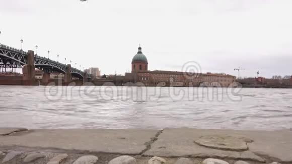 图卢兹加隆河上的圣皮埃尔大桥和坟墓穹顶视频的预览图